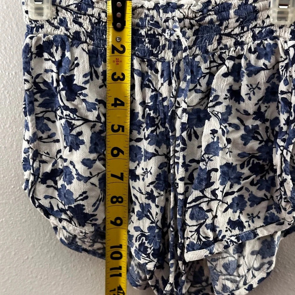 American Eagle Women Elastic Waist White/Blue Floral Loose Shorts size XXS - Picture 4 of 6